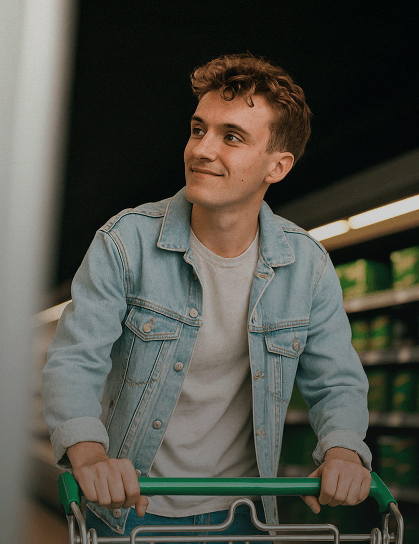 Мужчина с тележкой для покупок